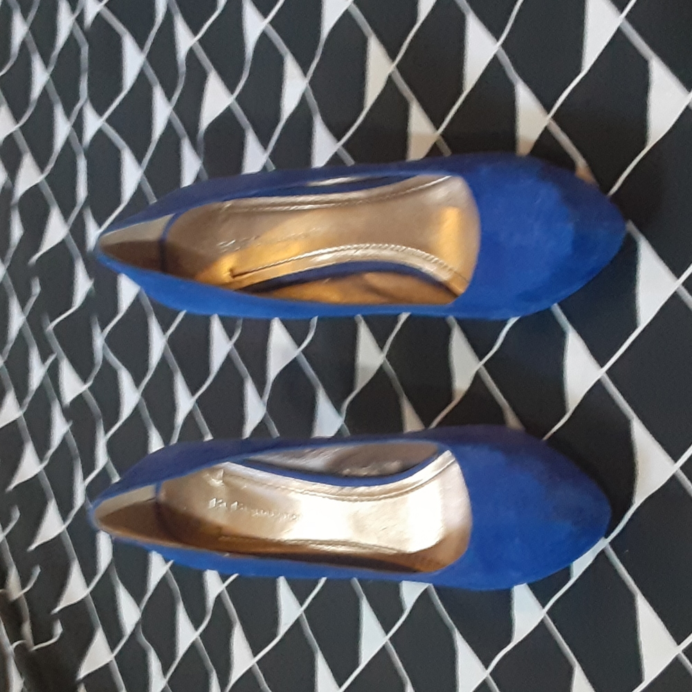 BCBGENERATION BLUE FAUX SUEDE PUMPS , SIZE 7 1/2